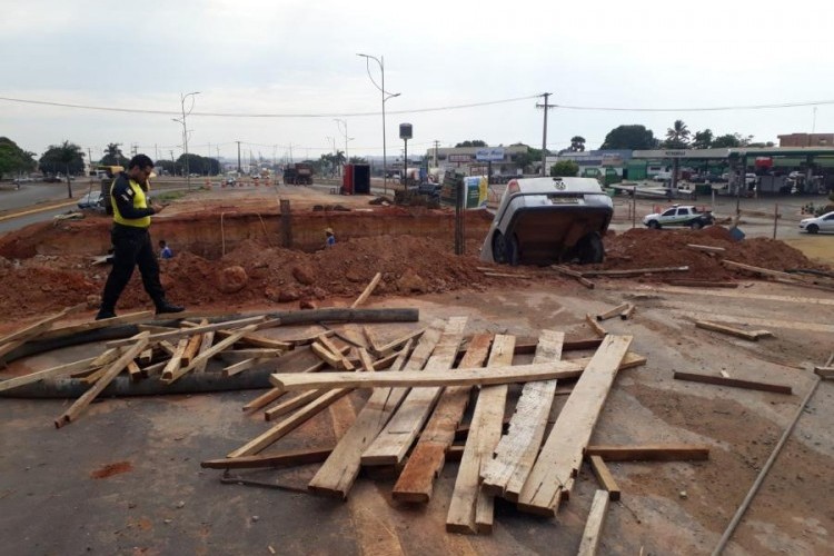 Motorista fura três bloqueios e cai em obra de viaduto na BR-070